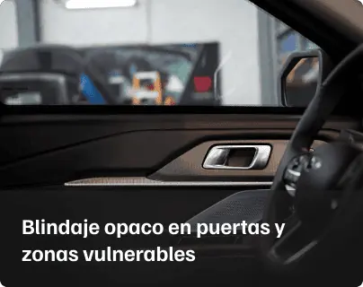 Blindaje opaco en puertas y zonas vulnerables. Interior de la puerta y ventanilla de un vehículo